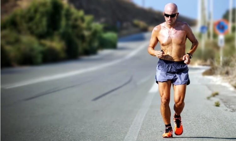 Slik løper du fortere under triathlon